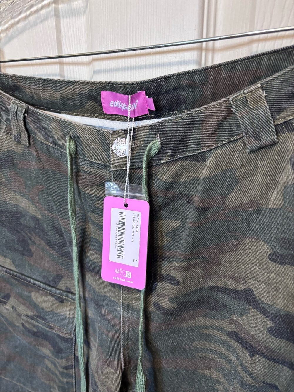NWT Edikted Camo Cargo Bermuda Shorts L - Picture 2 of 4